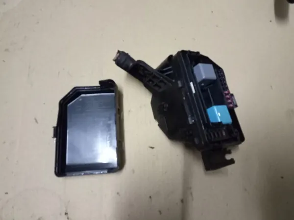 Toyota Yaris III 2011- Caixa de Fusíveis Direita image 1