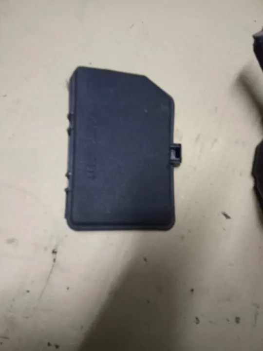 Toyota Yaris III 2011- Caixa de Fusíveis Direita image 2