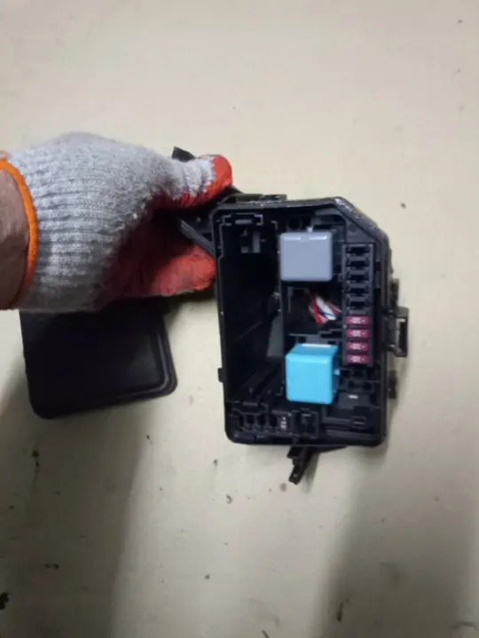 Toyota Yaris III 2011- Caixa de Fusíveis Direita image 3