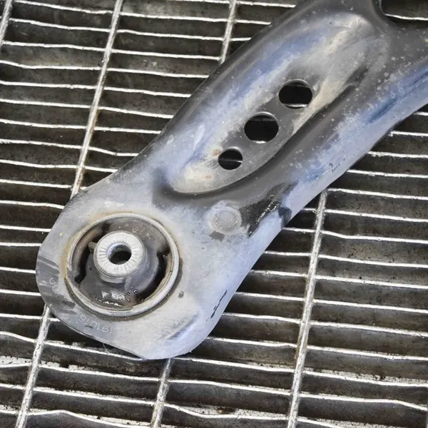 Braccio di controllo inferiore anteriore destro Skoda Octavia Mk3 2017 OEM image 4