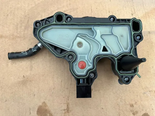 AUDI 1.8 TFSI Öljyseparatori 06K103495R image 2