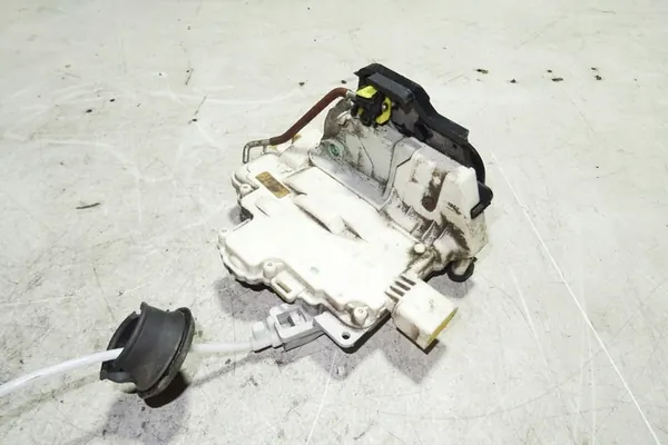 Bakre vänstra dörrlås AUDI A4 8E0839015AA image 2