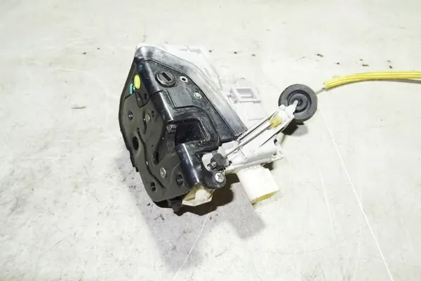 Bakre vänstra dörrlås AUDI A4 8E0839015AA image 3