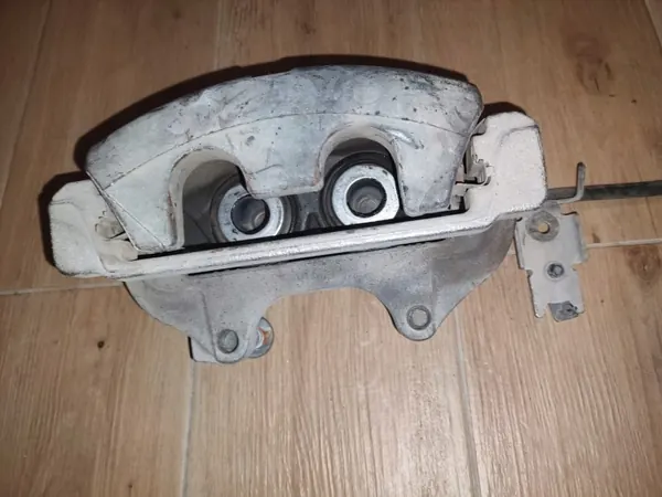 Étrier de frein avant gauche OEM P68243632AA pour Dodge Challenger image 3