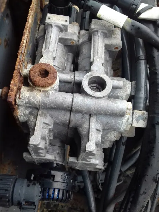 Válvula ECAS Wabco OEM 4729051110 para DAF XF 105 CF image 3