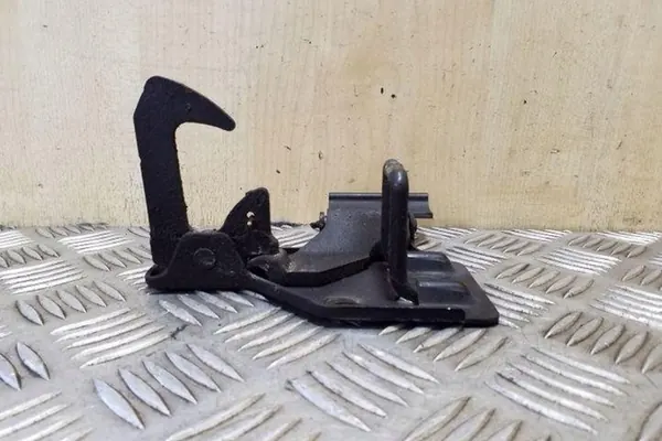 VW Touareg Säkerhetsfäste 6Q0823480B image 4