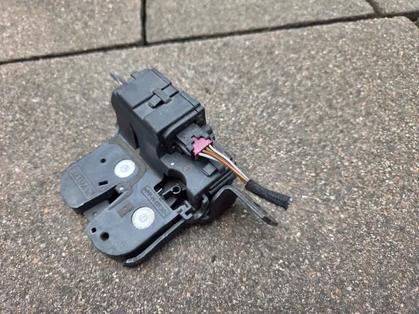 BMW1 F20 F21 Bagagelås 7248075 image 3