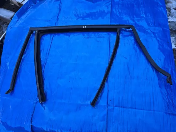 Joint de vitre arrière gauche OEM 658839431D Skoda Kamiq image 2