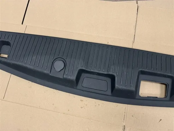 OEM ET76-1K359-ACW Cache Ceinture Arrière Ford Courier image 4