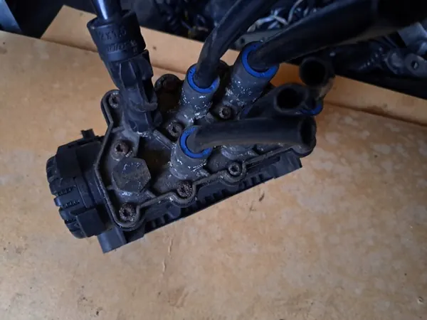 Vanne de suspension pneumatique ECAS 6x2 Renault Volvo image 2