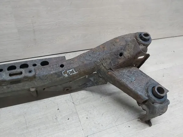 T25 SANKI TYŁ takajousipalkki Toyota Avensisille image 3