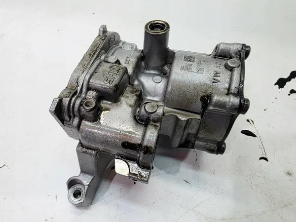 Pompe à huile d'occasion OEM 04L145208AA Audi 2.0 TDI image 10