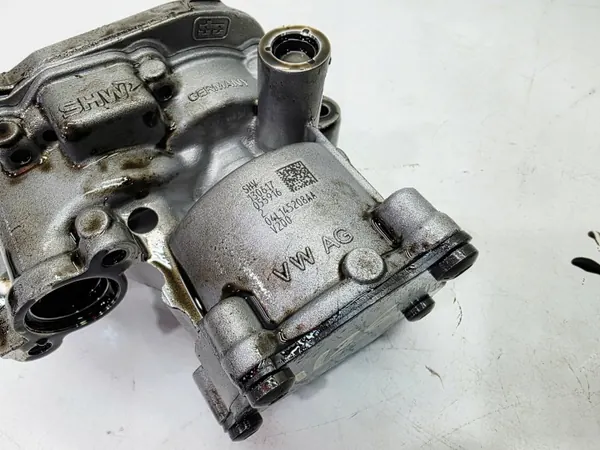 Pompe à huile d'occasion OEM 04L145208AA Audi 2.0 TDI image 9