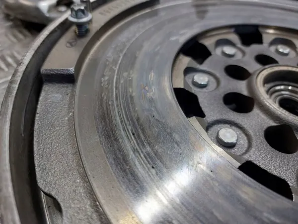 Kaksimassainen Flywheel + Kytkinlevy Mercedes W203 2.2 CDI image 2