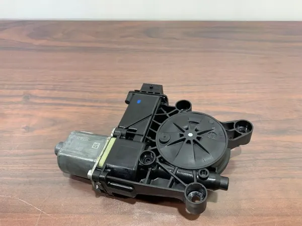 Takaikkunan moottori oikea OEM 0130822070 Alfa Stelvio image 3