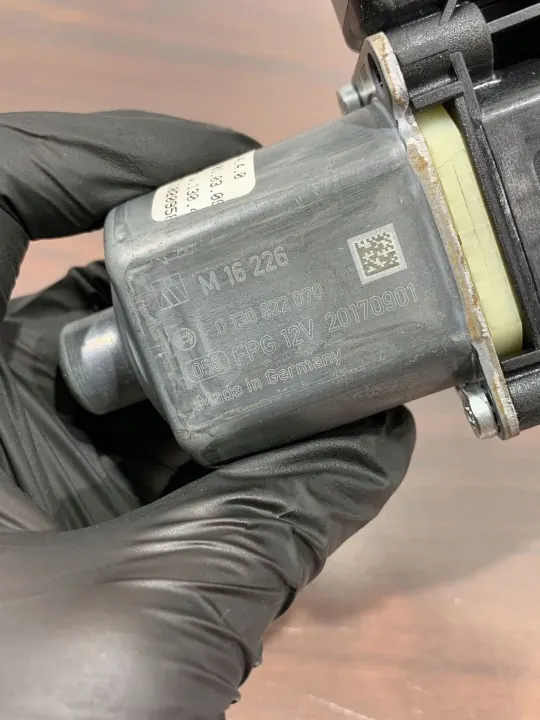 Takaikkunan moottori oikea OEM 0130822070 Alfa Stelvio image 5