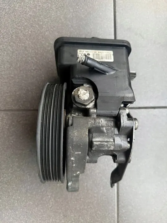Pompe de direction assistée OEM 6783431 pour BMW E60/E61 image 3