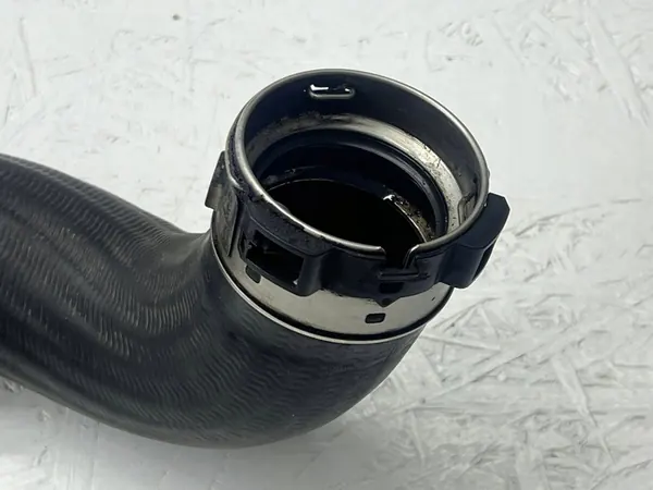 Volvo V40 2017 Intercooler-Schlauch image 2