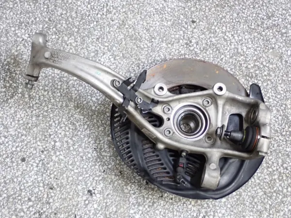 Etuoikea Pyörännapa OEM 4N0407560 ROZ Audi A8 D5 image 5
