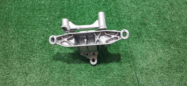 Porsche Motorfäste OEM 9A137514601 - Begagnad image 4