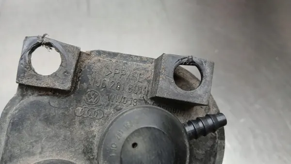Filtre à charbon d'occasion OEM 1J0201801H VW Golf IV image 5