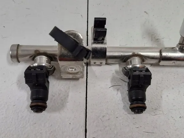 FIAT 500X 1.6 B E-TORQ Brandstofrail Injectoren 55265442 image 3