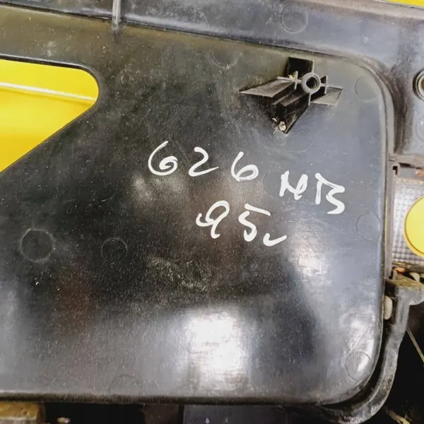 Moldura Porta-Malas Mazda 626 OEM DRC83956 Usado image 7