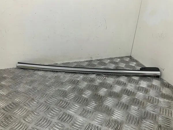 Moldura ventana trasera Audi A5 OEM 8F0853763E - Usado image 2