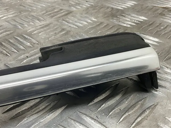 Moldura ventana trasera Audi A5 OEM 8F0853763E - Usado image 3