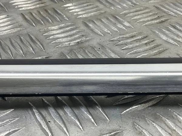 Moldura ventana trasera Audi A5 OEM 8F0853763E - Usado image 4