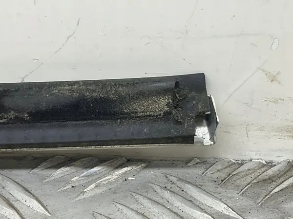 Moldura ventana trasera Audi A5 OEM 8F0853763E - Usado image 7