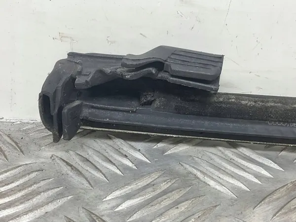 Moldura ventana trasera Audi A5 OEM 8F0853763E - Usado image 8