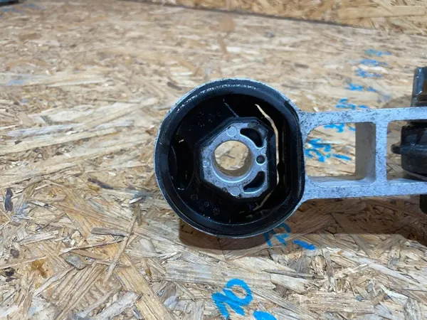 Fiat Bravo II 1.9 JTD Engine Mount Rear OEM 46789378 image 4