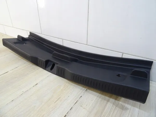 Toyota Auris II bakluckelåsöverdrag OEM 64716-02120 image 2