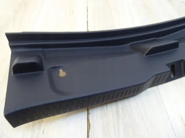 Toyota Auris II bakluckelåsöverdrag OEM 64716-02120 image 4