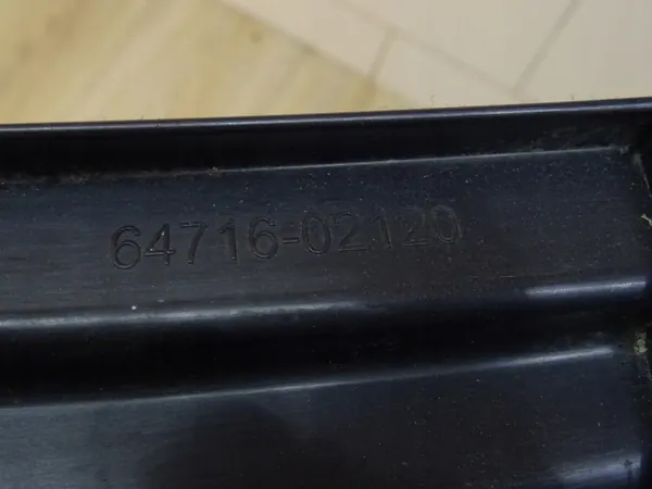 Toyota Auris II bakluckelåsöverdrag OEM 64716-02120 image 9