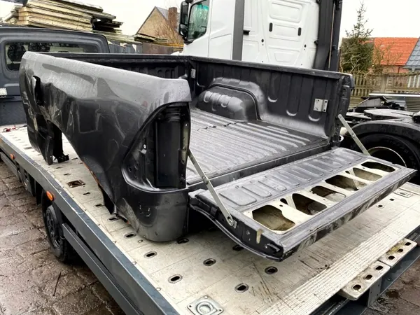 Coffre arrière OEM 65816YP010 pour Toyota Hilux VIII image 2