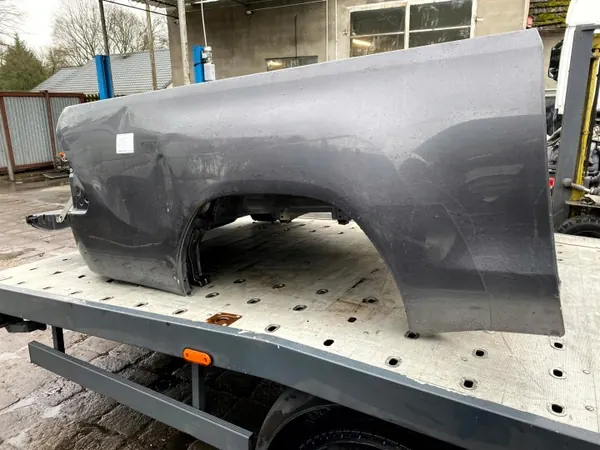 Coffre arrière OEM 65816YP010 pour Toyota Hilux VIII image 5