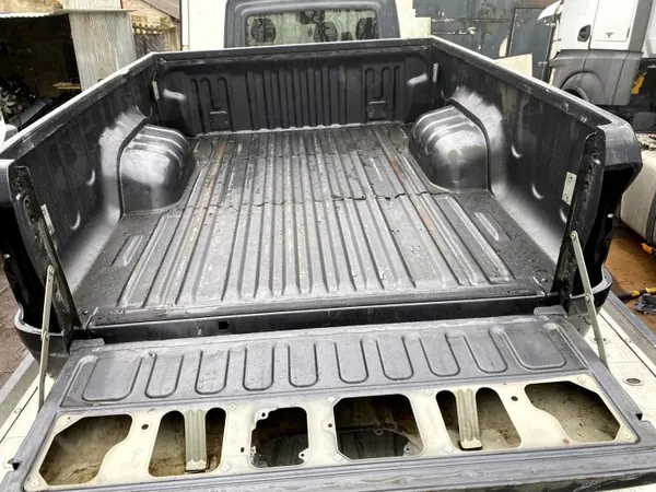 Coffre arrière OEM 65816YP010 pour Toyota Hilux VIII image 9