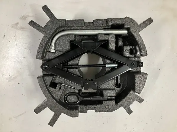 OEM 3G0012115E Herramient elevadora maletero Passat B8 image 2