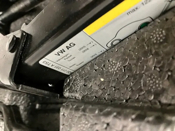 OEM 3G0012115E Herramient elevadora maletero Passat B8 image 3