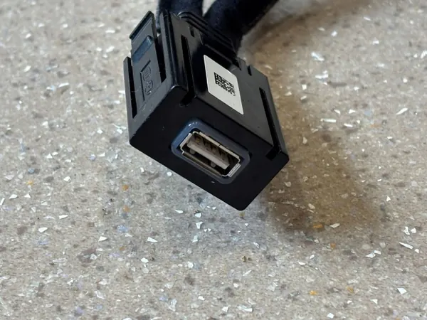 Puerto USB Hyundai Ioniq 5 OEM 96120GI000 image 4