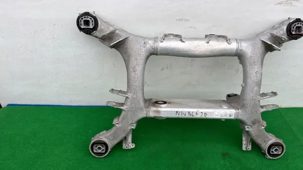 BM5U-390827-AK Hinterachsträger Gebraucht BMW OE image 3