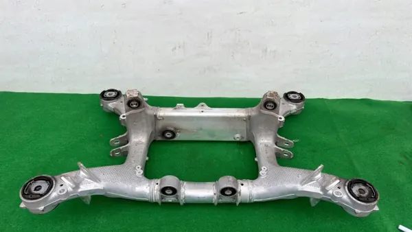 BM5U-390827-AK Hinterachsträger Gebraucht BMW OE image 4