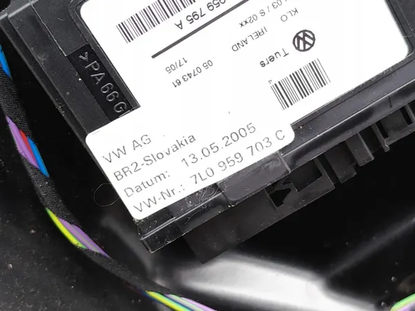 Moldura vidro porta traseira esquerda VW Touareg OEM 7L0959703C image 7