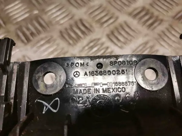 Mercedes-Benz ML W163 Armsteunen OEM A1636800251 image 5