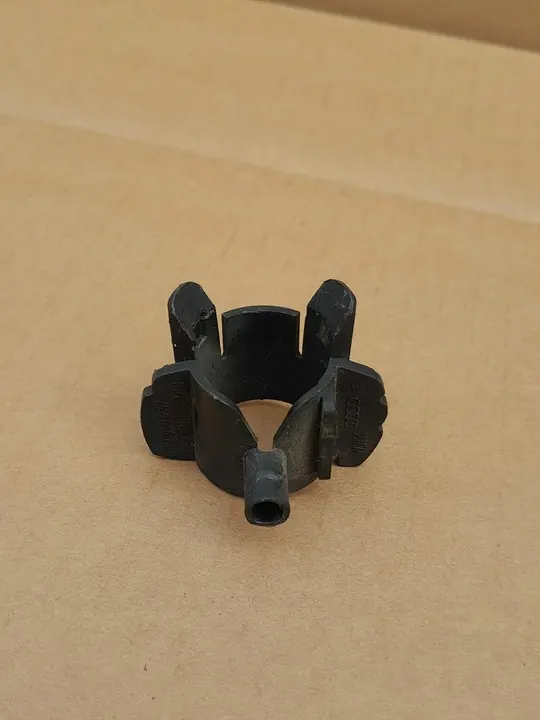 Supporto sensore PDC anteriore sinistro Audi A6 C6 image 3