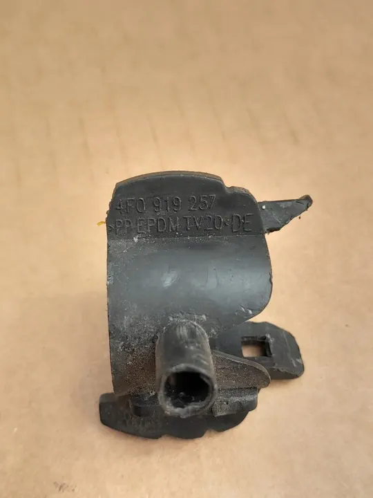 Supporto sensore PDC anteriore sinistro Audi A6 C6 image 4