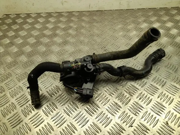 BYD Atto 3 Vattenpump OEM EM2E-8101940 - Begagnad image 2