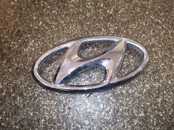 Hyundai Kona Embleem OEM 86354J9000 - Gebruikt image 2